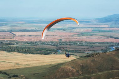 Dağları'nda yamaç paraşütü