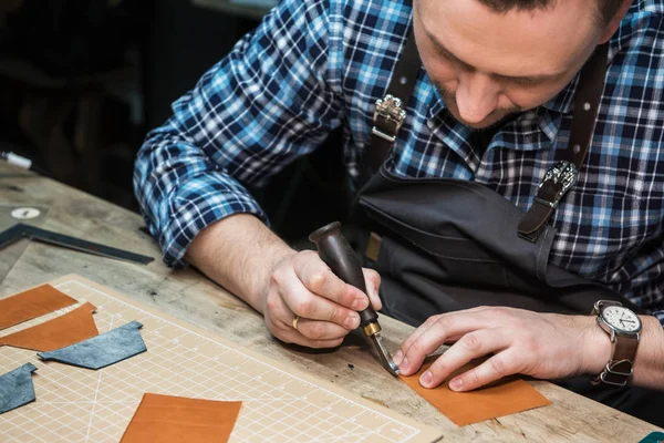 Conceito de artesanato artesanal produção de artigos de couro. — Fotografia de Stock