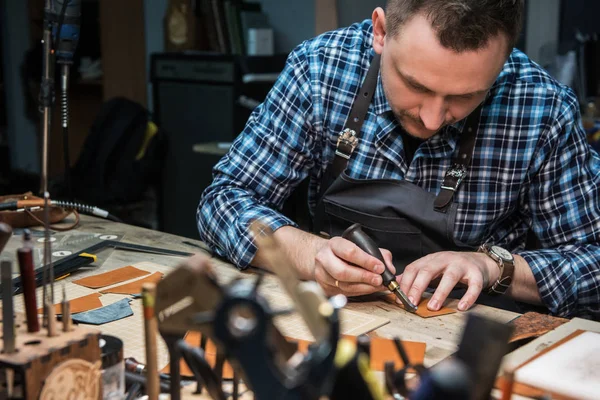 Concepto de producción artesanal de artículos de cuero. — Foto de Stock