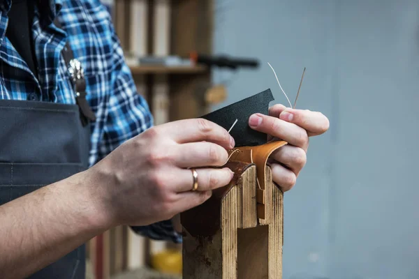 Concept van handgemaakte ambachtelijke productie van lederwaren. — Stockfoto