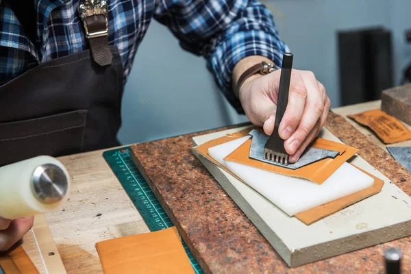 Concept van handgemaakte ambachtelijke productie van lederwaren. — Stockfoto