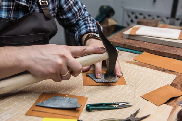 Konzept der handwerklichen Herstellung von Lederwaren. — Stockfoto