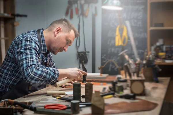 Conceito de artesanato artesanal produção de artigos de couro. — Fotografia de Stock