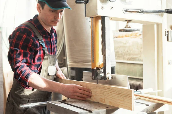 İşçi ahşap tahta kesme marangoz — Stok fotoğraf