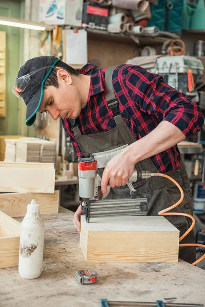 İşçi tahta kutu yapma — Stok fotoğraf