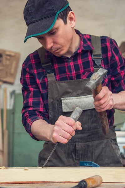 Tischler, der mit dem Meißel arbeitet — Stockfoto