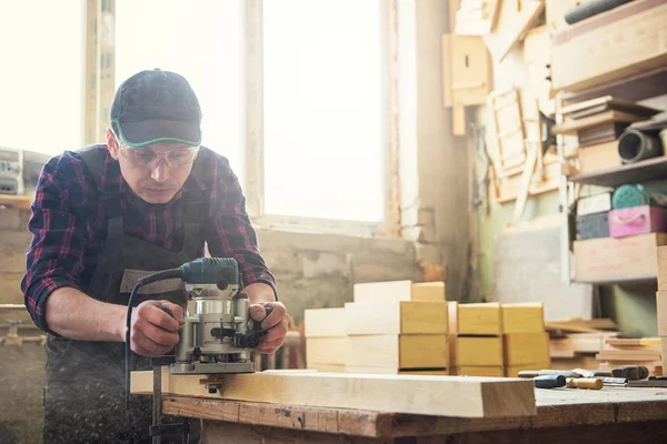 Trabajador muele la caja de madera — Foto de Stock