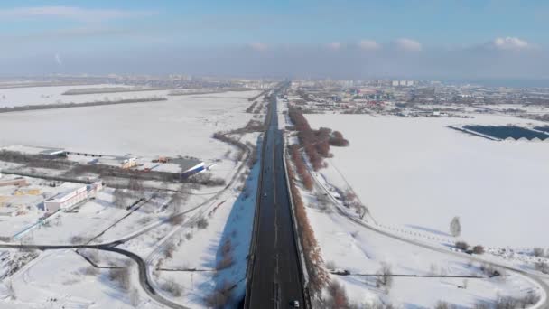 Widok z lotu ptaka drogi w zimowy krajobraz — Wideo stockowe