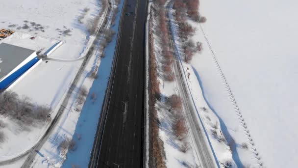 Vue aérienne d'une route dans un paysage hivernal — Video