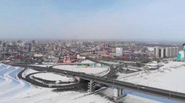 Köprüde araba ve köprünün hava görüntüsü.