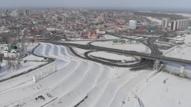 Köprüde araba ve köprünün hava görüntüsü.
