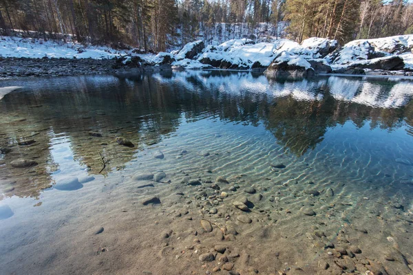 Кристально чистая вода голубого озера — стоковое фото