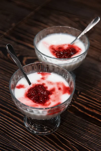 Himbeer-Joghurt auf Holz — Stockfoto