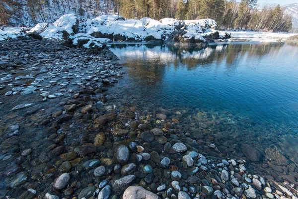 Křišťálová čistá voda z modrého jezera — Stock fotografie