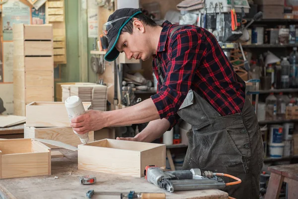 Trabajador haciendo la caja de madera — Foto de Stock