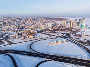 Köprüde araba ve köprünün hava görüntüsü.
