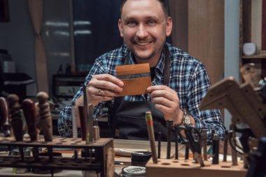 El yapımı deri ürünleri üretimi kavramı.