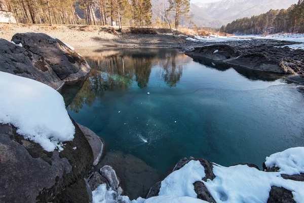 Agua pura cristalina del lago azul — Foto de Stock