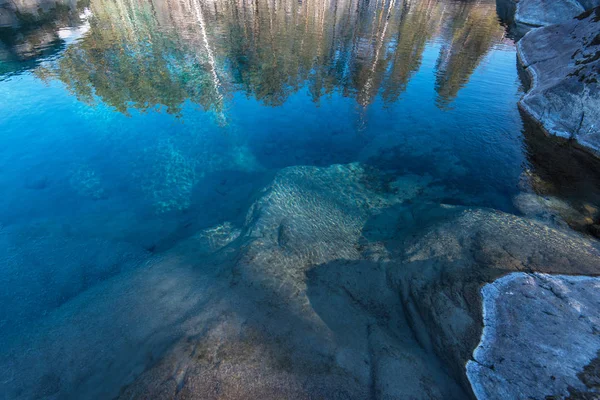 Crystal pure water of blue lake — Stock Photo, Image