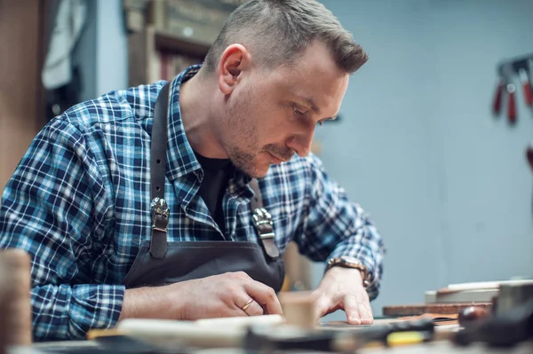 Concepto de producción artesanal de artículos de cuero. — Foto de Stock