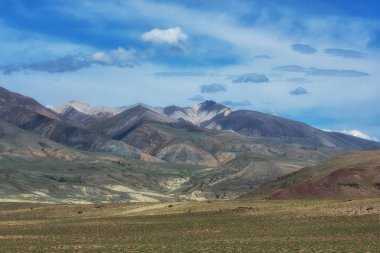 Farklı renkte dağlar