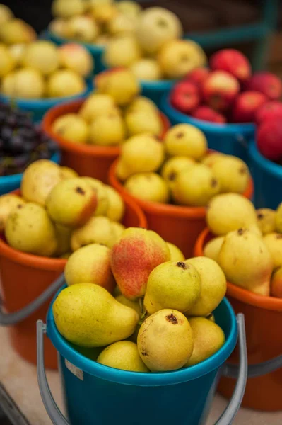 Rijpe peren in emmer — Stockfoto