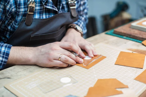 Conceito de artesanato artesanal produção de artigos de couro. — Fotografia de Stock