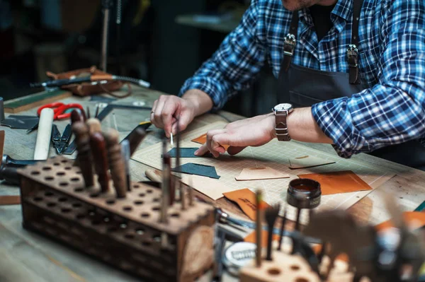 Conceito de artesanato artesanal produção de artigos de couro. — Fotografia de Stock