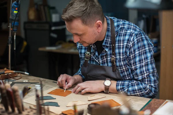 Concepto de producción artesanal de artículos de cuero. — Foto de Stock