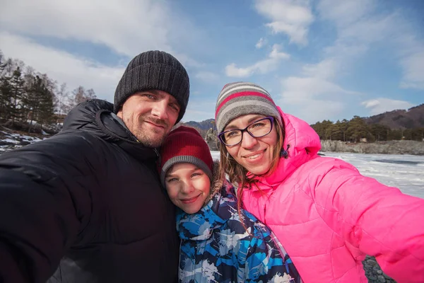 Familj Selfie på vinter resa. — Stockfoto