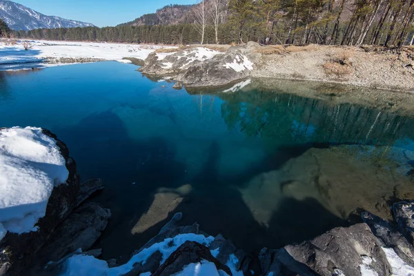 Agua pura cristalina del lago azul — Foto de Stock