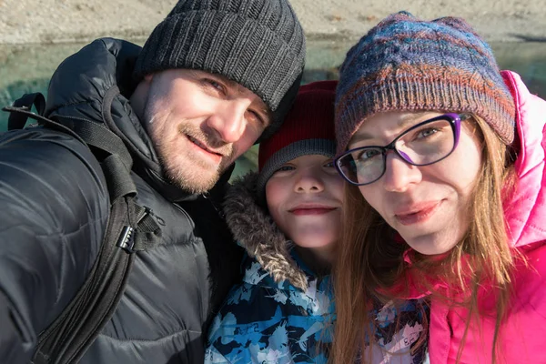 Οικογενειακή selfie στο χειμερινό ταξίδι. — Φωτογραφία Αρχείου