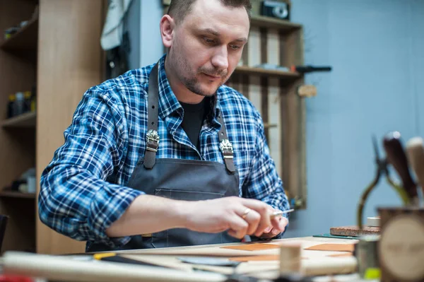 Concepto de producción artesanal de artículos de cuero. — Foto de Stock