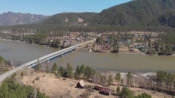 Bir yol ve köprünün havadan görünümü — Stok video