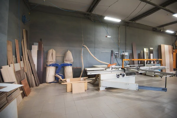 Reparto produzione in una fabbrica di mobili — Foto Stock