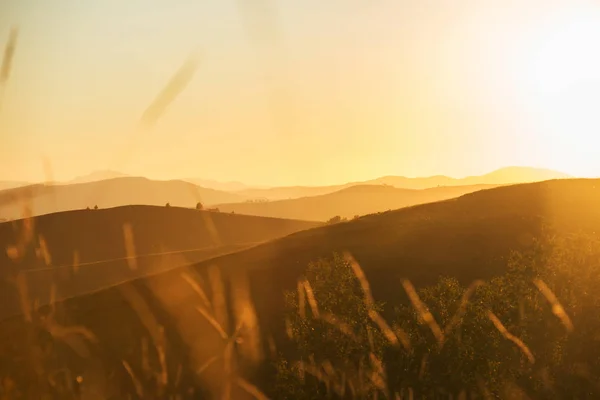 Puesta de sol de belleza en las montañas — Foto de Stock