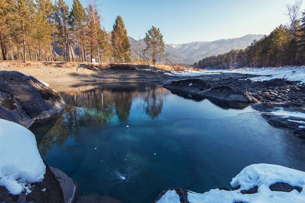 Agua pura cristalina del lago azul — Foto de Stock