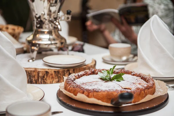 Apfelkuchen mit Samowar — Stockfoto