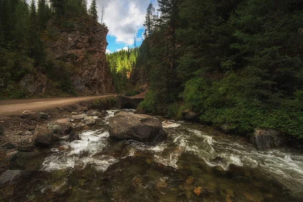 山の川と岩を突き抜けた道 — ストック写真