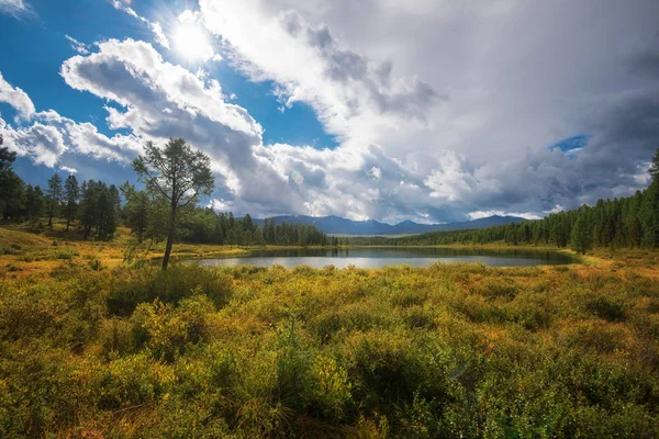 Jezioro w górach Altai — Zdjęcie stockowe