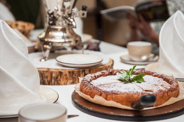 Apfelkuchen mit Samowar — Stockfoto