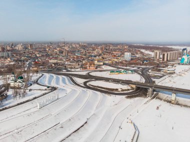 Köprüde araba ve köprünün hava görüntüsü.