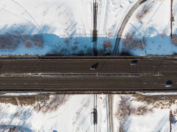Luftaufnahme einer Straße in winterlicher Landschaft — Stockfoto