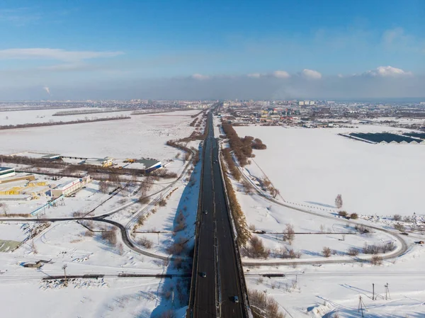 Vista aérea de uma estrada em paisagem de inverno — Fotografia de Stock