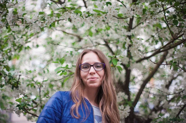 Retrato de mujer en el jardín de manzana —  Fotos de Stock