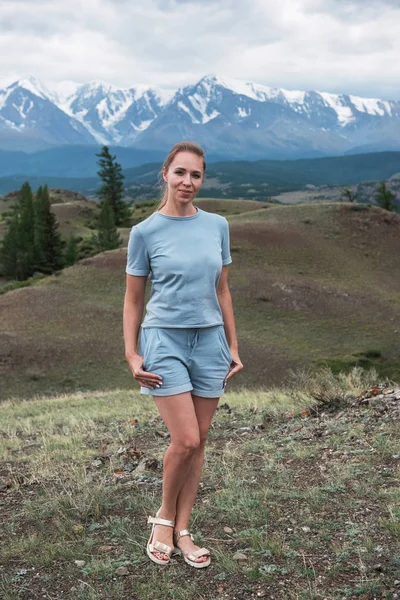 Vrouw op de achtergrond van de grote berg — Stockfoto