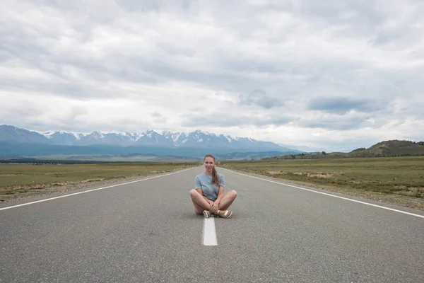 Mujer sentada en el camino — Foto de Stock