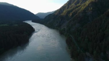 Katun Nehri 'nin havadan görünüşü