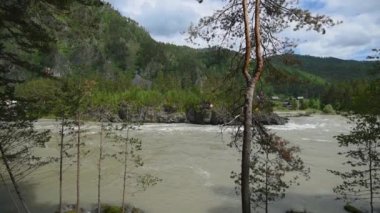 Katun Nehri manzarası