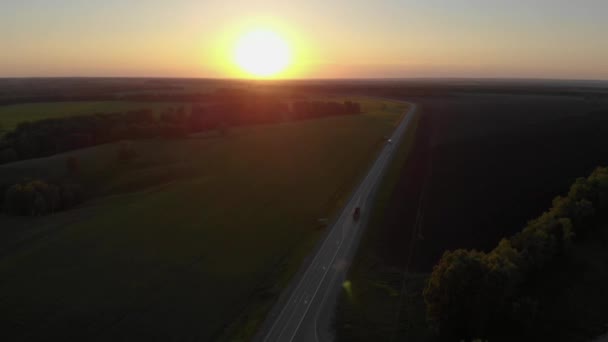 Veduta aerea della strada in estate al tramonto . — Video Stock